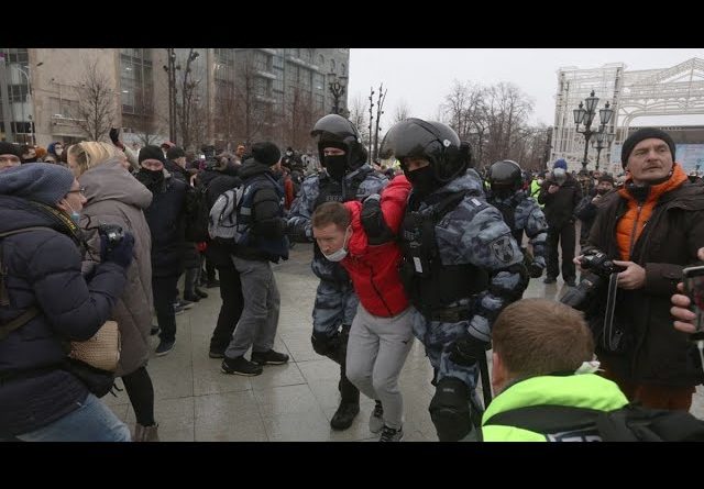 Kremlin Downplays Nationwide Protests Over Navalny